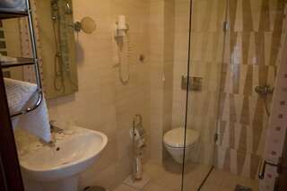 Отель Hotel M Подгорица Двухместный номер с 1 кроватью или 2 отдельными кроватями-11