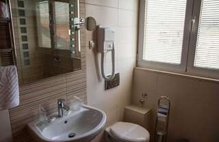 Отель Hotel M Подгорица Двухместный номер с 1 кроватью или 2 отдельными кроватями-13